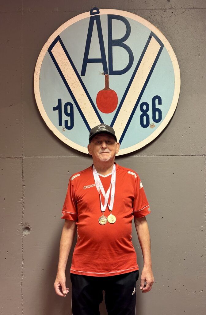 “Flere medaljer til Finn Lorentzen. Ved Bordtennis Danmarks VeteranDM i Holbæk den 3. maj 2026 vandt Finn guld i herredouble i 80-års rækken. Finn var makker med Erling Nielsen fra Trelleborg TTC. Finn deltog også i herresingle, hvor han fik bronze. Seyed Shams deltog også 65-års rækken i single og double."